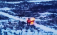 Militaria: Dron uderza w żołnierza i ten odlatuje jak płonąca pochodnia - video