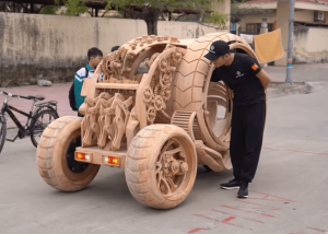 Niesamowity drewniany pojazd elektryczny