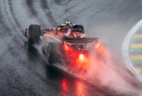 Dlaczego bolidy F1 mają migające czerwone światło z tyłu?