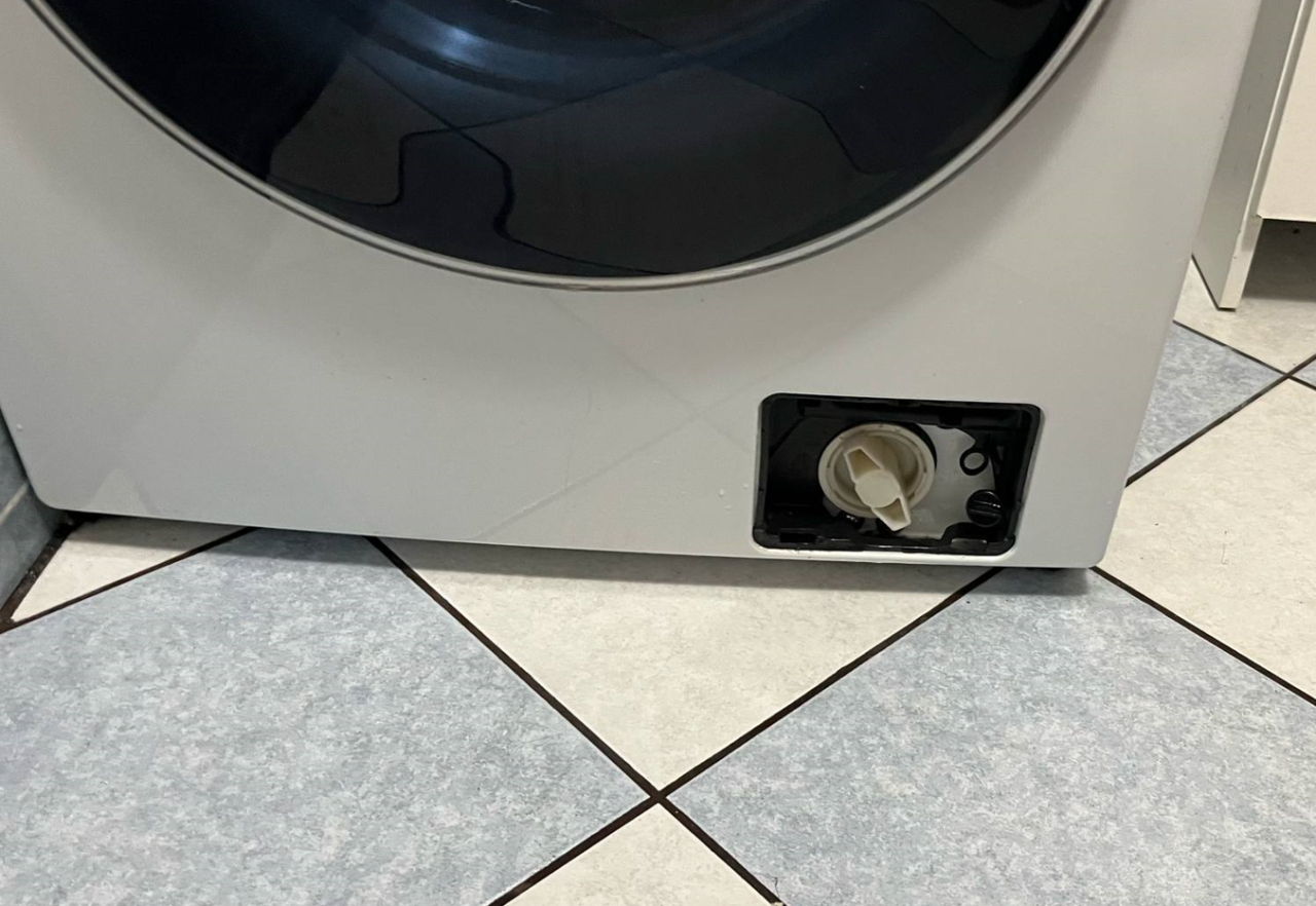Jak spuścić wodę z filtra pralki Samsung, żeby nie zalało? Error 5C