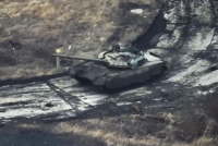 Militaria: Ukraiński FPV dron vs rosyjski czołg T-80BWM - eksplozja robi wrażenie