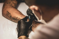 Ponad jedna trzecia tuszów do tatuaży jest skażona bakteriami